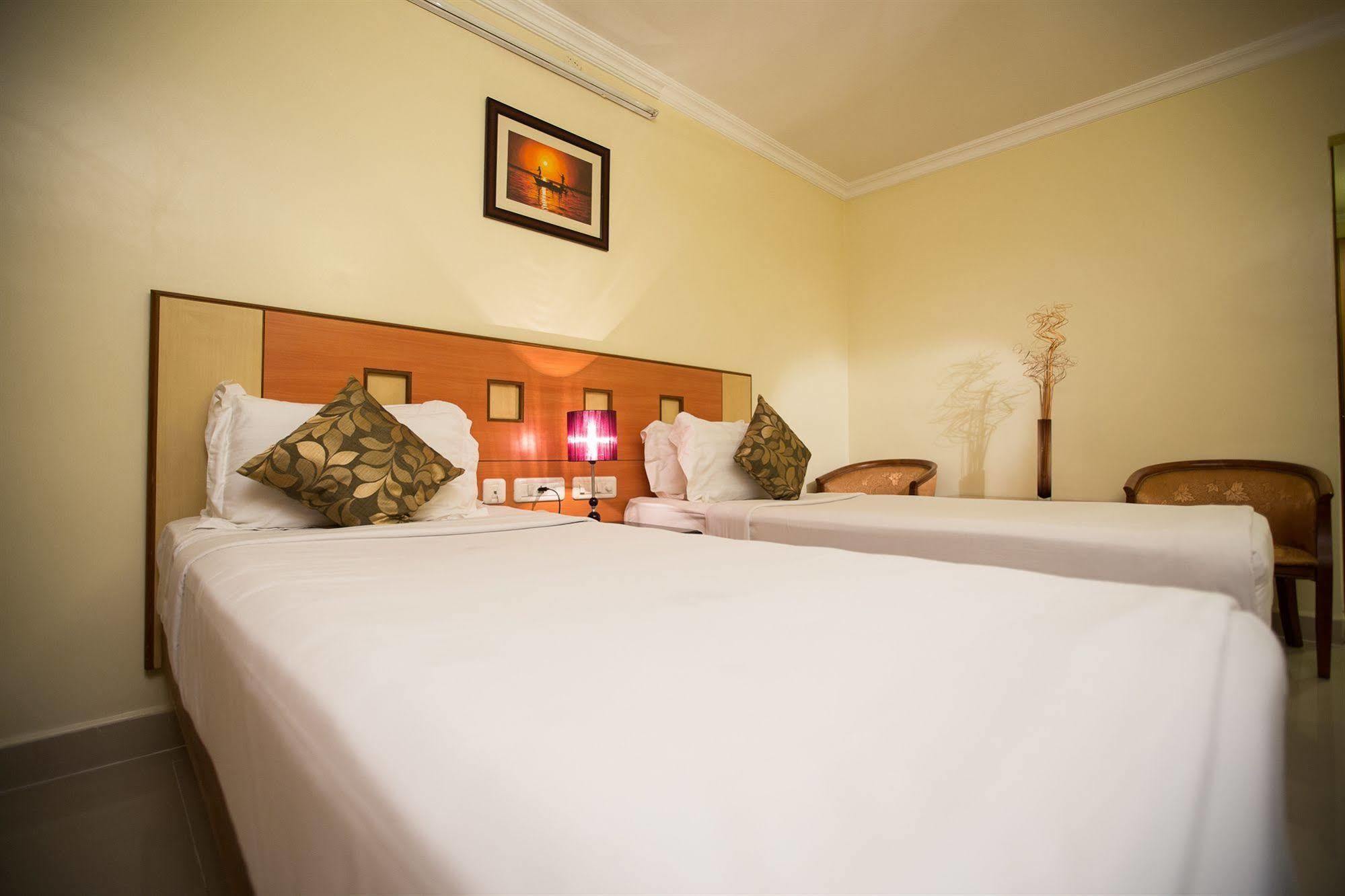 Taz Kamar Family Hotel チェンナイ エクステリア 写真