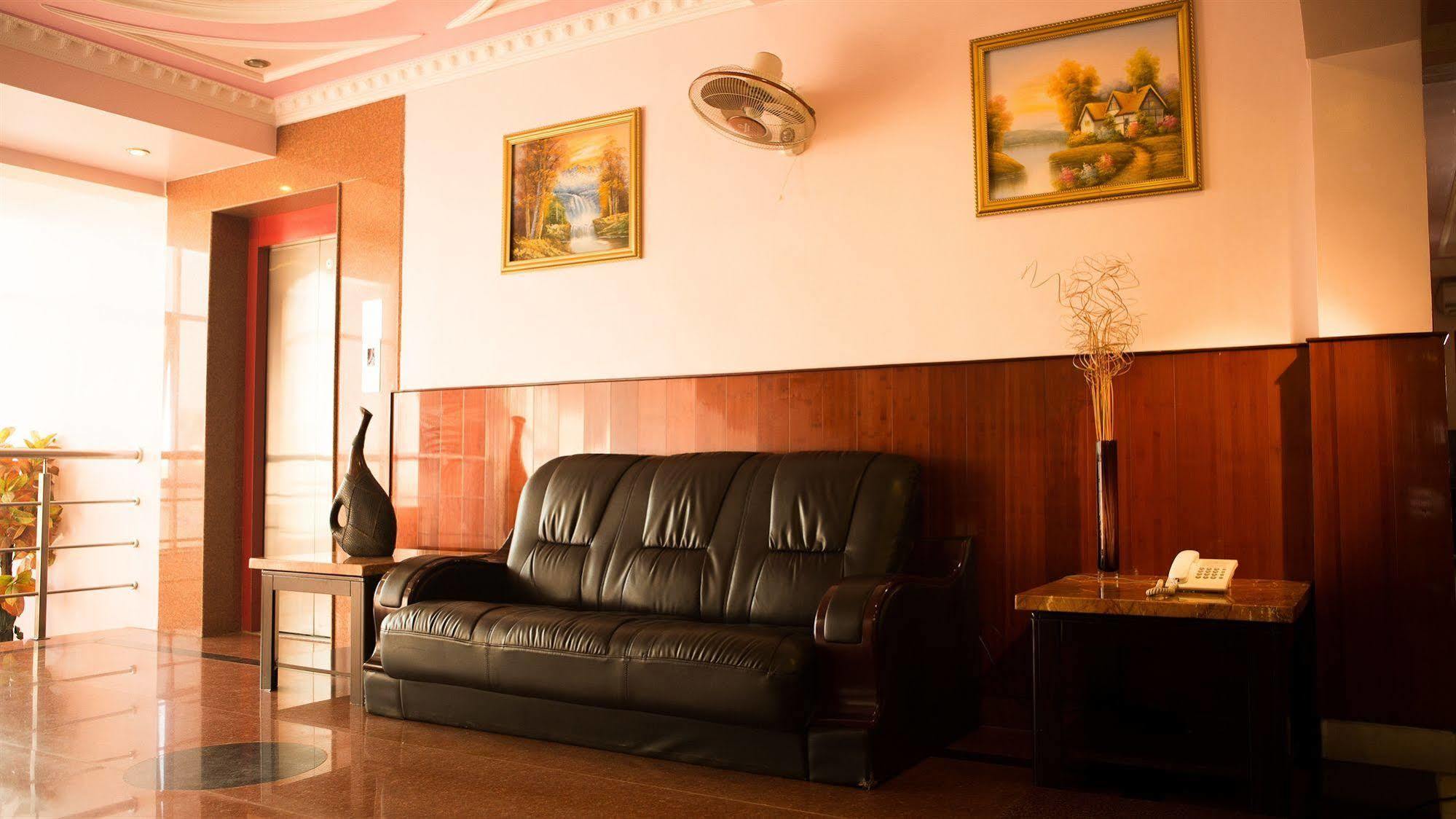 Taz Kamar Family Hotel チェンナイ エクステリア 写真