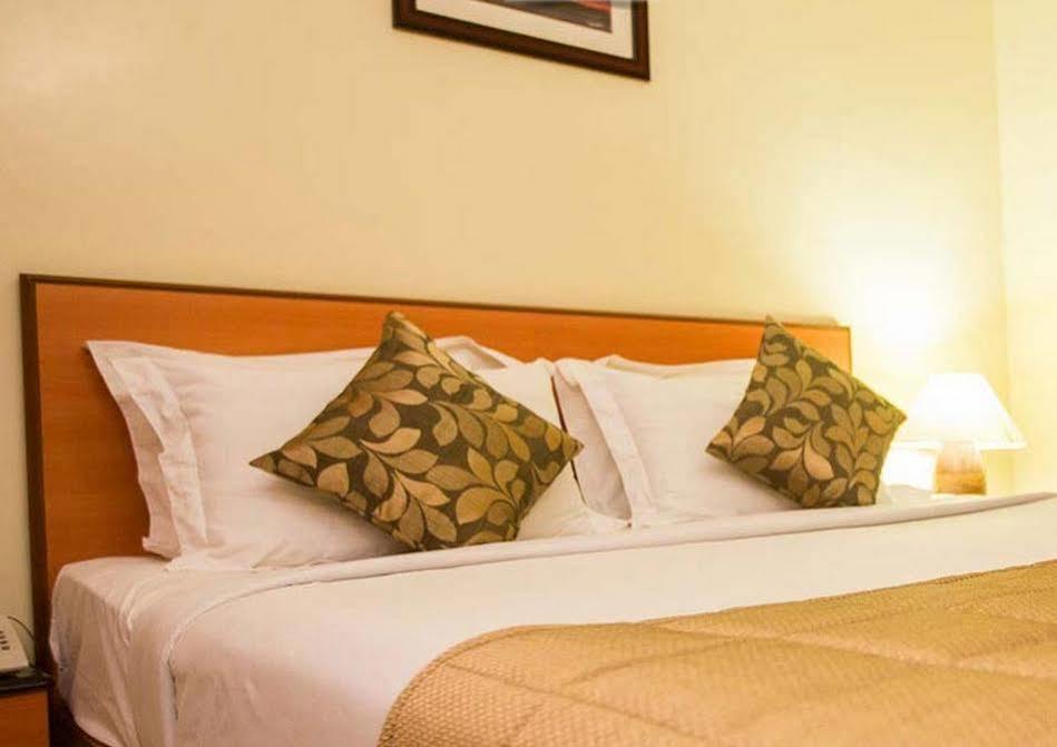 Taz Kamar Family Hotel チェンナイ エクステリア 写真