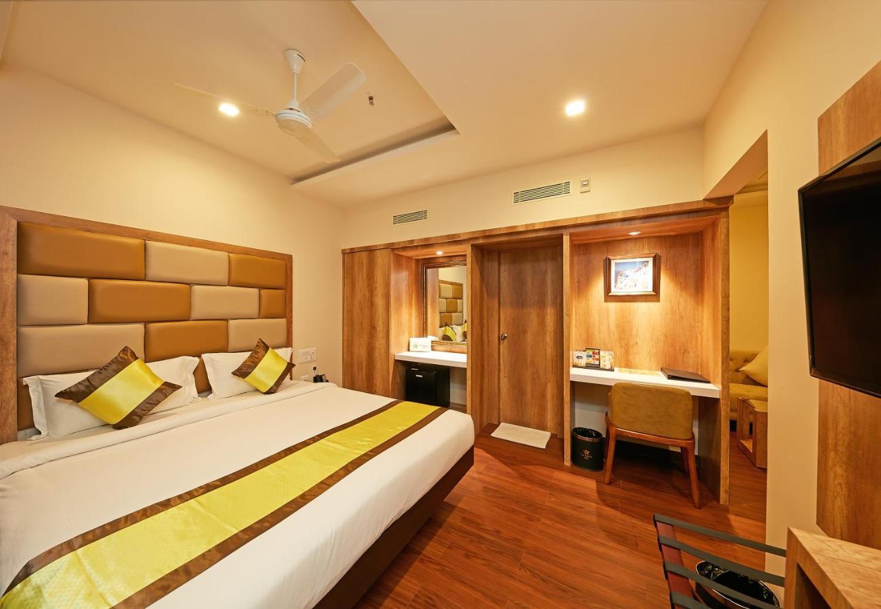 Taz Kamar Family Hotel チェンナイ エクステリア 写真